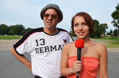 "Drehmomente"-Moderatorin Dominique Lattich mit Jens Bähring als Karl-Heinz beim Trailer-Dreh.